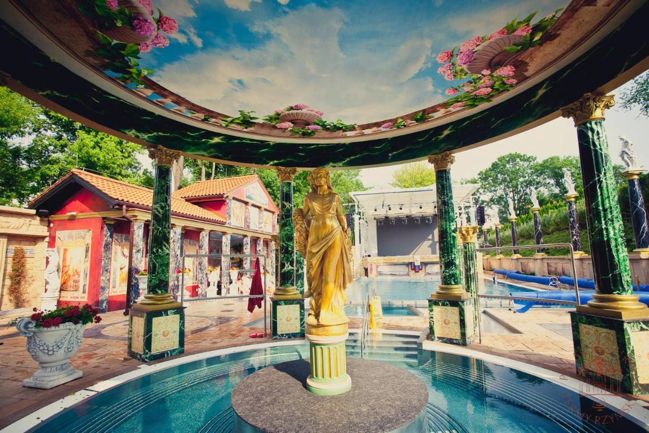 Palac Saturna เชลาดช์ ภายนอก รูปภาพ