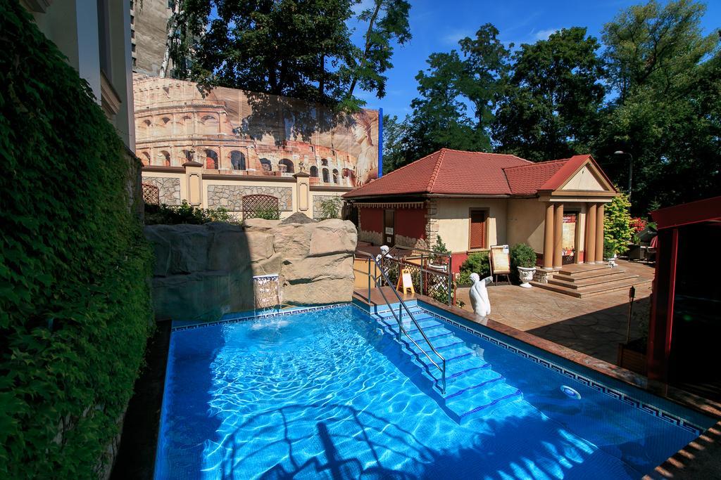 Palac Saturna เชลาดช์ ภายนอก รูปภาพ